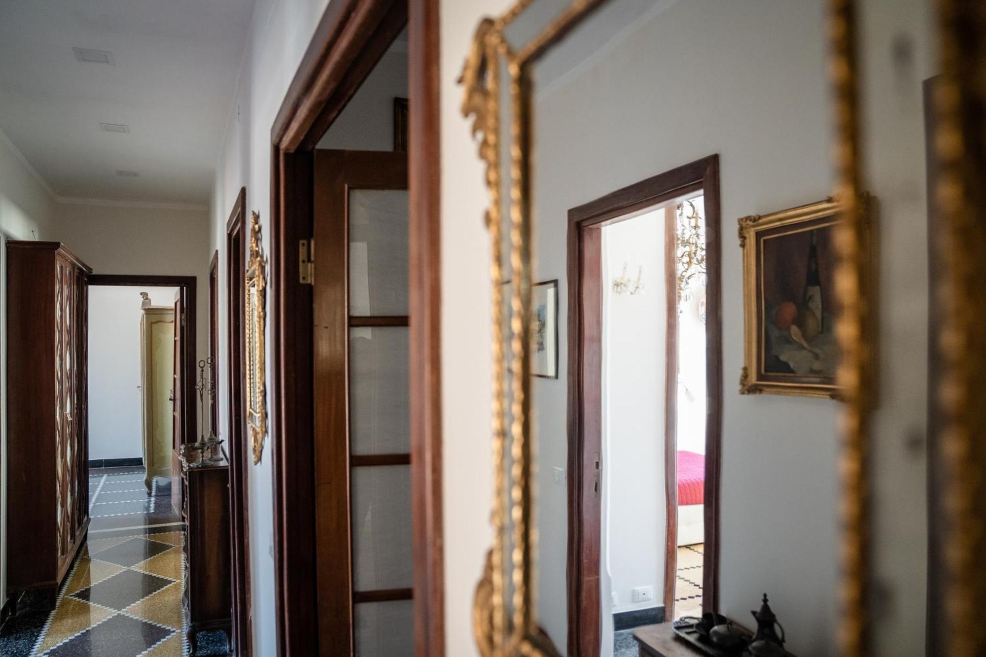 Apartment The Chandelier Genua